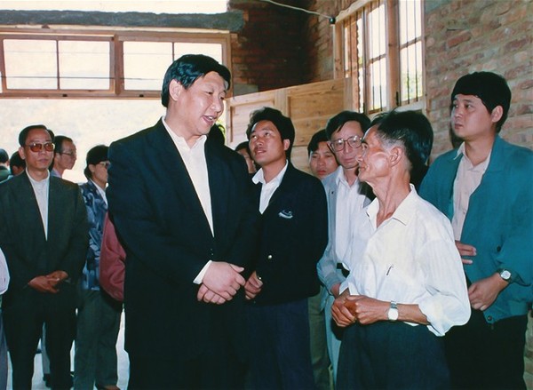 1994年5月，習(xí)近平總書記（時(shí)任福州市委書記）到福州市永泰縣城峰鎮(zhèn)太原村調(diào)研青梅李果生產(chǎn)。（資料圖片）