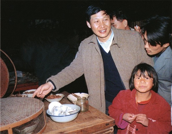 1989年1月，習(xí)近平總書記（時(shí)任寧德地委書記）到寧德地區(qū)屏南縣調(diào)研時(shí)，走訪農(nóng)民家中。（資料圖片）