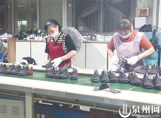 匹克車間內，員工正加班加點生產鞋品。
